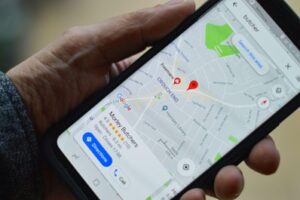 Teléfono móvil mostrando Google Maps