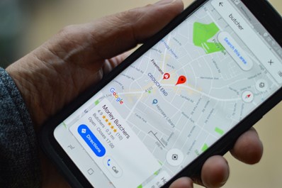 Teléfono móvil mostrando Google Maps